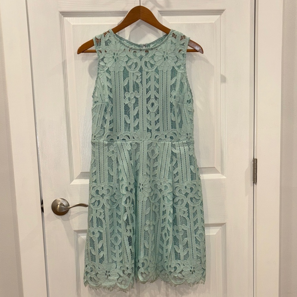 Elegant Lace Sleeveless Dress